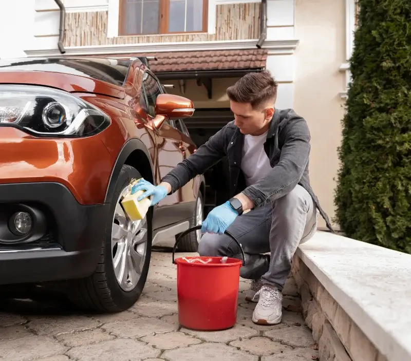 Lavage auto à domicile Fréteval : professionnel intervenant sur un véhicule